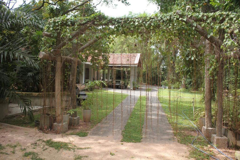 Ceylon Kingsmen Garden Hotel - Katunayake Negombo Exterior photo