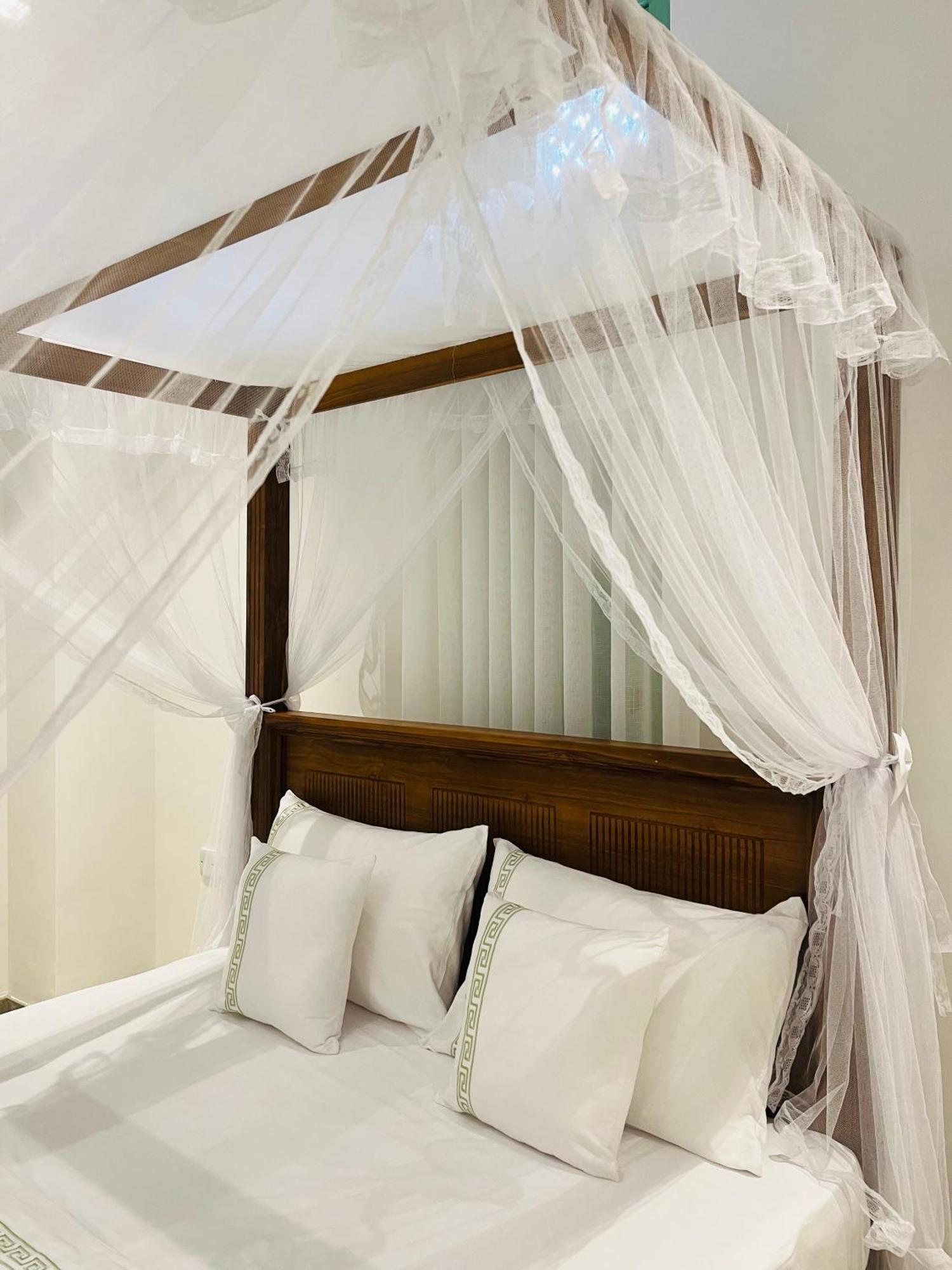 Ceylon Kingsmen Garden Hotel - Katunayake Negombo Exterior photo